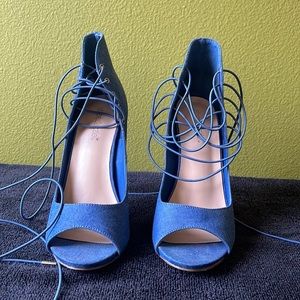 Strappy gene heel